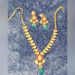 Elegant Gold and Green Necklace Set